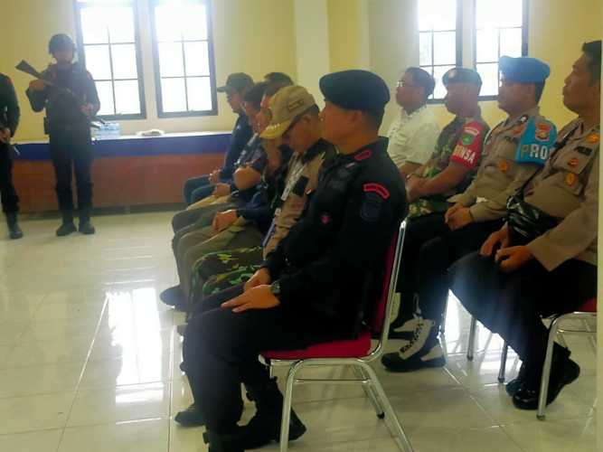 Serda Hendra Kardi, mewakili Danramil 11/PBR dalam acara serah terima pasukan PAM OBVITNAS di PT. RSUP Pulau Burung