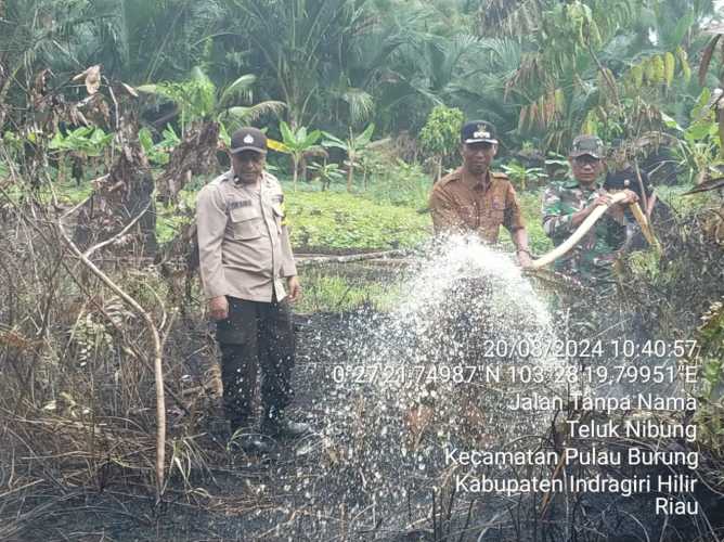 Kopda R.Hutabarat Bersama Satgas Karhutlah Lakukan Pemadaman di Desa Teluk Nibung