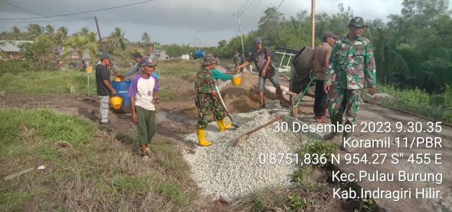 Babinsa Dukung Pemeliharaan Jalan Desa