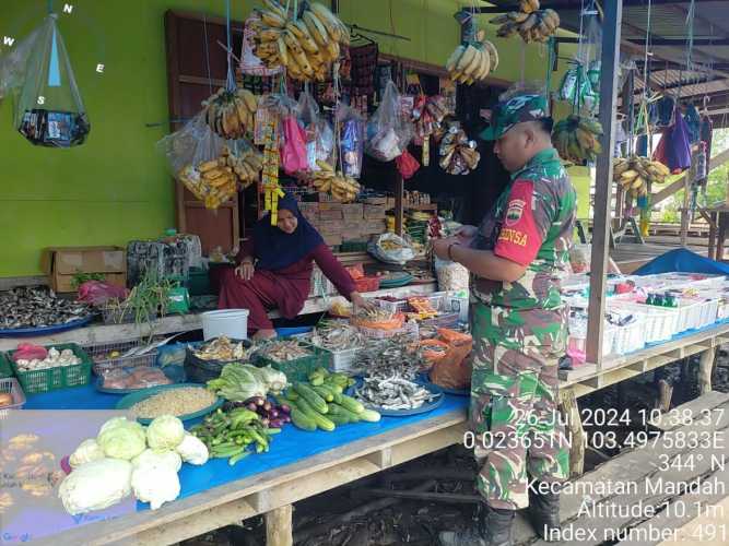 Dengan Komsos, Babinsa Bolak Raya Ciptakan Kedekatan dengan Masyarakat