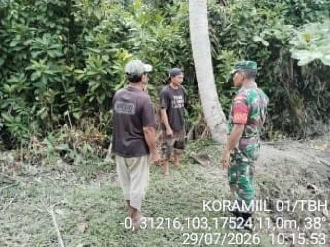 Babinsa Sungai Perak Lakukan Patroli dan Sosialisasi Tapal Batas di Wilayah Kelurahan Sungai Perak
