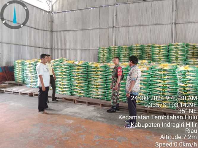 Serda Ronald Manalu Lakukan Pengecekkan Stok Beras di Gudang Bulog