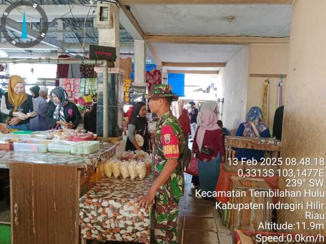Babinsa Koramil 01/Tbh Kodim 0314/Inhil Lakukan Komsos di Pasar Kayu Jadi, Ajak Pedagang Jaga Kebersihan dan Keamanan