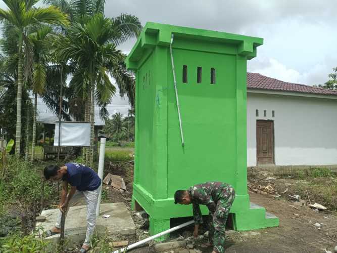 Sertu Siswanto Dukung Penyelesaian MCK dalam Program TMMD ke-123 Kodim di Desa Karya Tunas Jaya