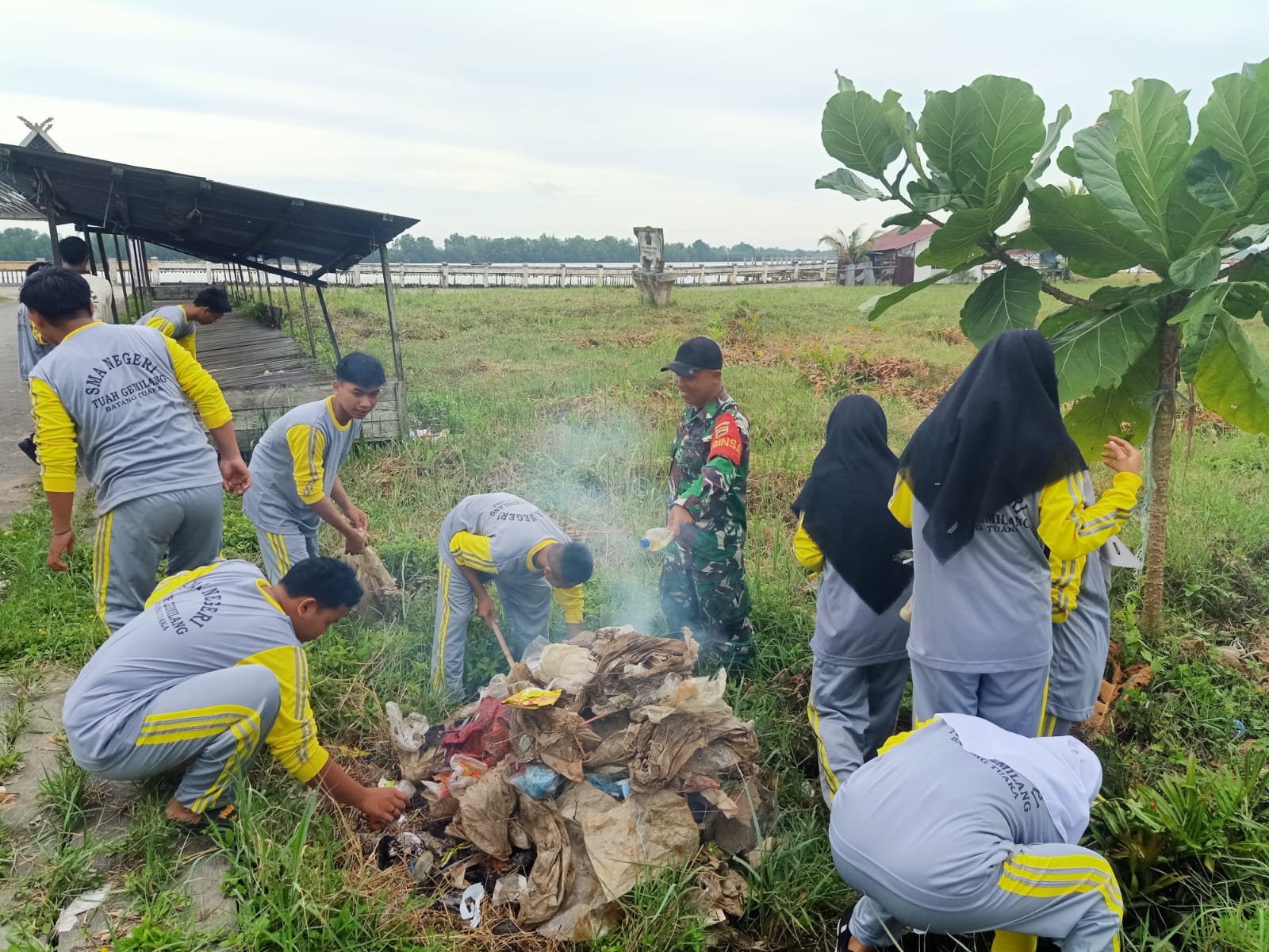 Babinsa Sungai Piring Ciptakan Kawasan Sekolah Yang Bersih