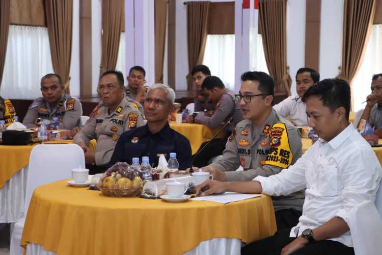 Kapolres Inhil Melaksanakan Coffee Morning secara virtual bersama Kapolda Riau, Ketua KPUD dan Ketua Bawaslu Provinsi Riau melalui zoom meeting