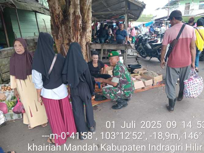 Babinsa Desa Bolak Raya Jalin Komunikasi Intens dengan Pedagang Pasar Tradisional