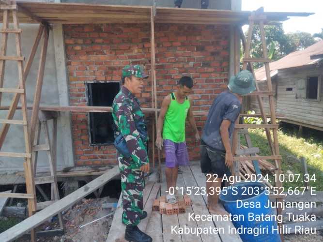 Babinsa Junjangan Perhatikan Keselamatan Kerja Warganya