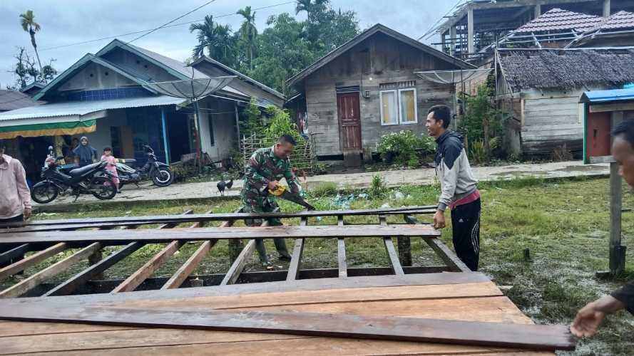 Babinsa Membantu Warga Persiapan Perpisahan