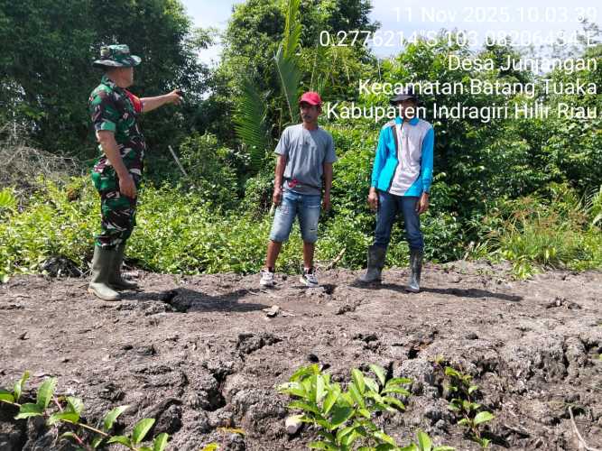 Babinsa Koramil 12/Batang Tuaka, Sertu Fero A. Duha, melaksanakan kegiatan sosialisasi dan patroli pencegahan kebakaran hutan dan lahan