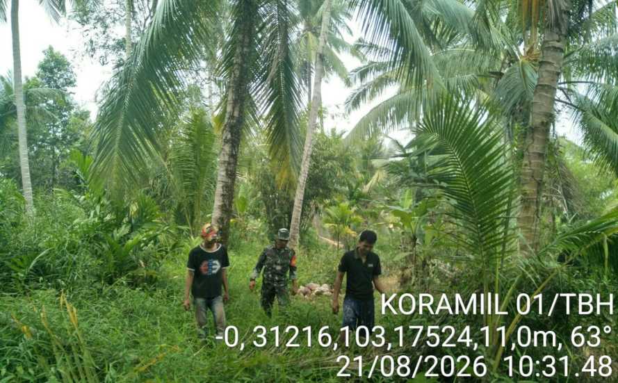 Babinsa Sungai Perak Laksanakan Pemantauan Rutin Tapal Batas Wilayah