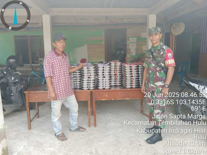 Babinsa Dampingi Distribusi Makanan Bergizi untuk 1.989 Siswa di Tembilahan Hulu