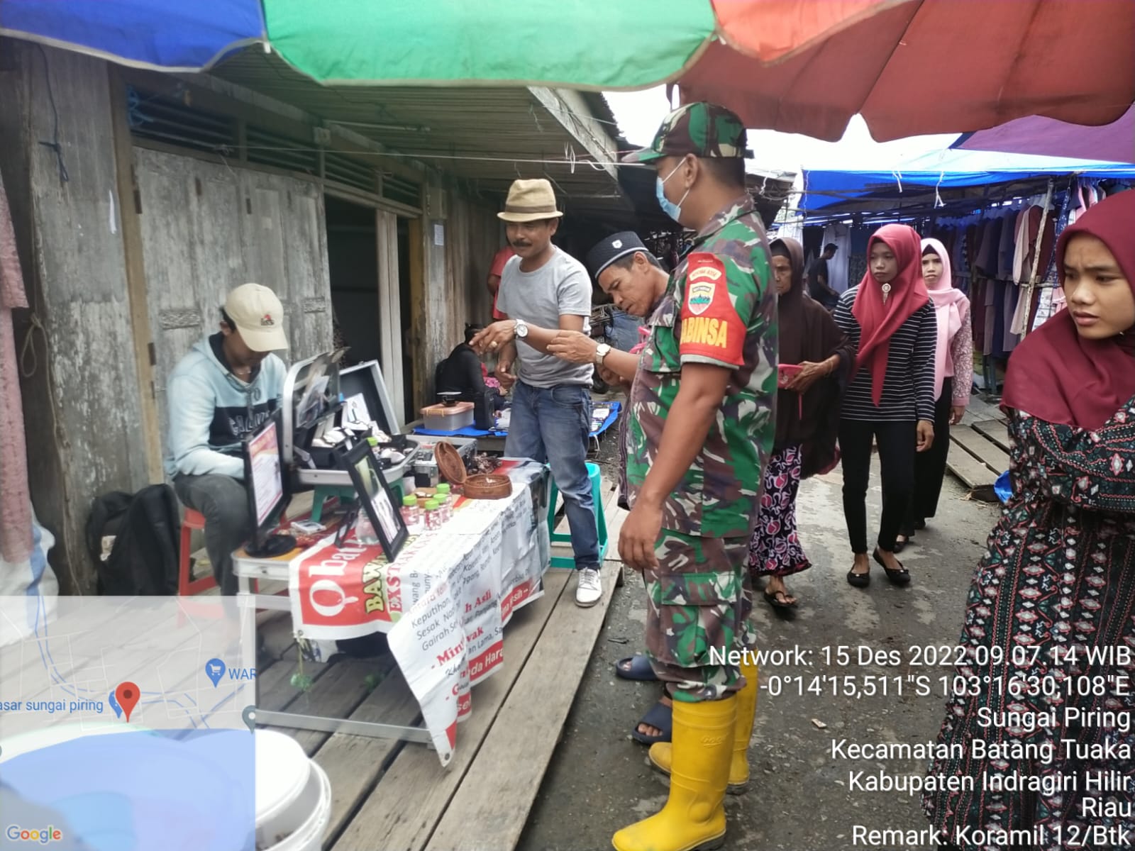 Babinsa Sungai Dusun Berikan Arahan Kepada Orang Berbelanja