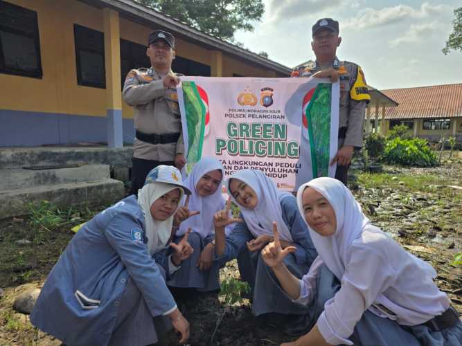 Polsek Pelangiran menanamkan cinta lingkungan kepada siswa melalui Program Green Policing,
