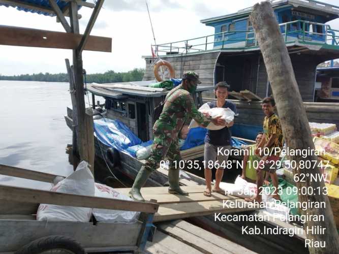 Babinsa Bantu Pemuda dan Warga Setempat