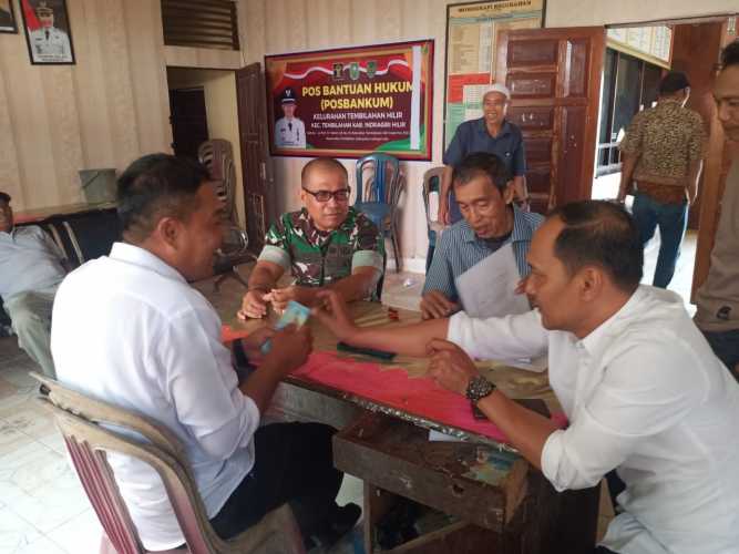 Babinsa Sertu Anton melaksanakan sambang sosial dan komunikasi dengan warga