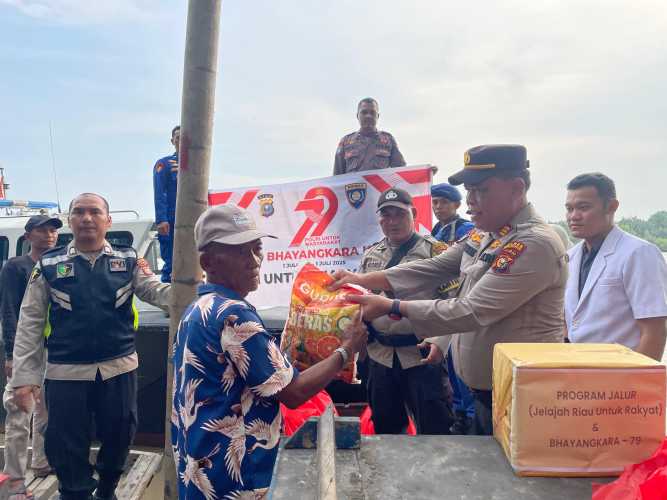 Polres Rohil Gelar Program Sembako dan Bakti Kesehatan di Pesisir Pantai Sambut HUT Bhayangkara ke-79