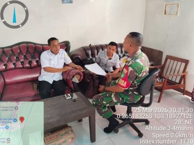 Babinsa Koramil 12/BTK Perkuat Silaturahmi dengan Perangkat Desa Sungai Luar di Hari  Idul Fitri