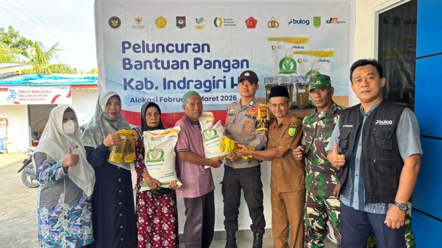 Danramil 01/Tembilahan Diwakili Peltu Jaharzam Hadiri Penyerahan Bantuan Pangan Nasional Secara Simbolis