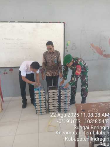 Sertu Deni Sutrisno Dampingi Penyaluran MBG di Kelurahan Sungai Beringin Fokus Siswa SMA