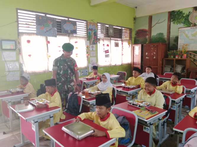 Serda Ronald Babinsa Tembilahan Hulu Pastikan 1.042 porsi makanan bergizi (MBG) didistribusikan langsung Kepada Para Siswa dan Siswi Sekolah