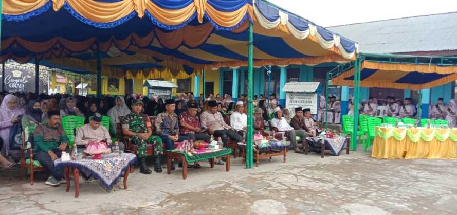 Babinsa Menghadiri Wisuda Purnama Siswa