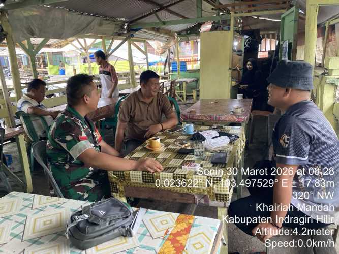 Babinsa Koramil 08/Mandah Gelar Komsos, Pererat Komunikasi dengan Mitra Sahabat Karib