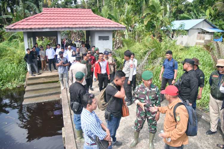 Rawan ambruk, Pj.Bupati Meninjau Langsung Kondisi Jembatan Sungai Iliran