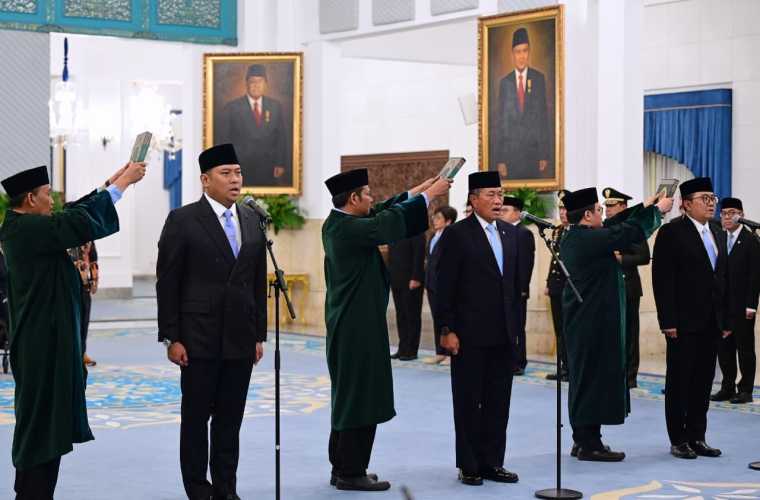 Presiden Prabowo Lantik Donny Ermawan dan Yos Sunitiyoso sebagai Gubernur dan Wagub Universitas Republik Indonesia