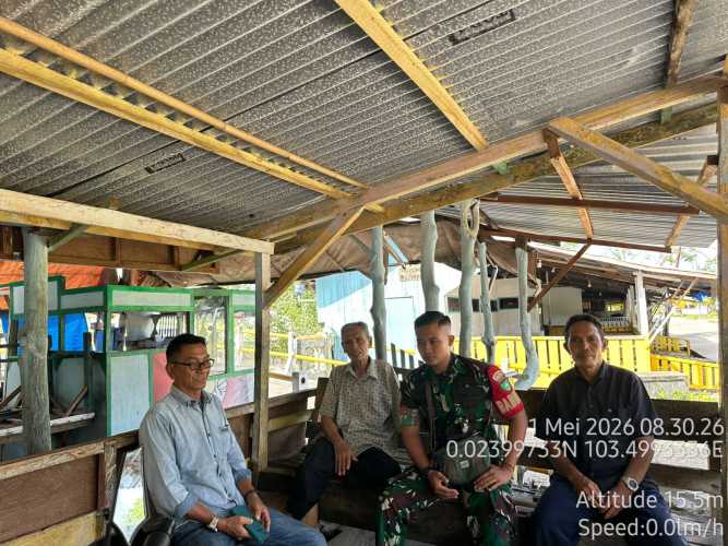 Babinsa Mandah Gelar Komsos di Momen May Day, Pererat Silaturahmi dan Tanamkan Wawasan Kebangsaan