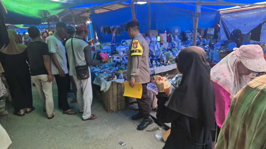 Bhabinkamtibmas Polsek Pelangiran Sambang Pasar Mingguan Tanjung Simpang, Sampaikan Himbauan Kamtibmas Secara Langsung