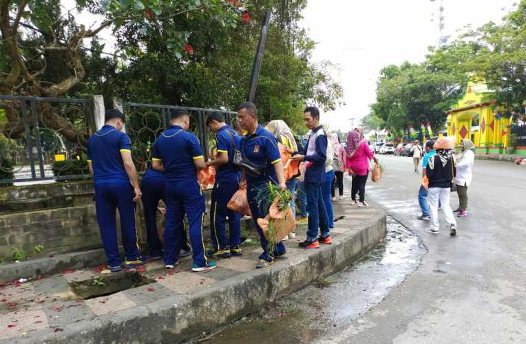 Polres Inhil Ikut Giat Jum'at Bersih dalam Rangka HPN