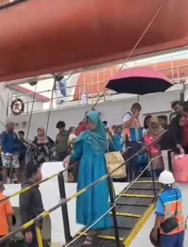KM Sabuk Nusantara 110 Sandar di Dermaga Umum Pelindo Regional 1 Tembilahan, Angkut Banyak Penumpang dan Barang