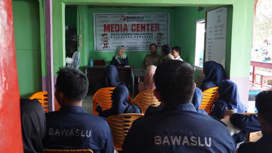 Koordiv SDM, Organisasi dan Diklat Bawaslu Inhil Musdalifa SE. M.Ak Memberikan Arahan Kepada Jajaran Panwaslu Kecamatan Kemuning