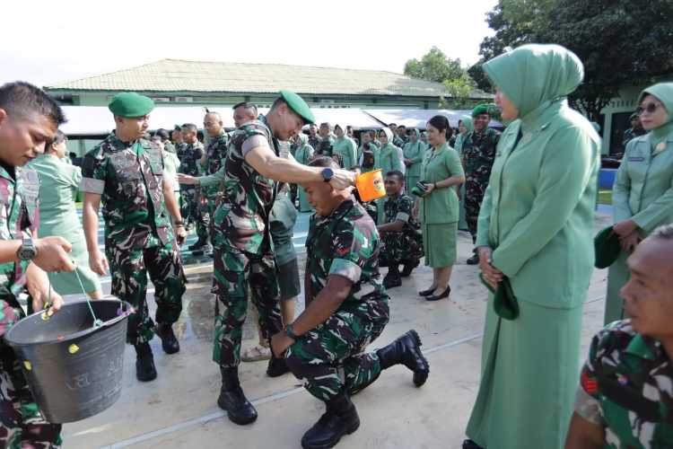 Dandim 0208/Asahan Laksanakan Tradisi Siram Air Bunga kepada Prajurit yang Naik Pangkat