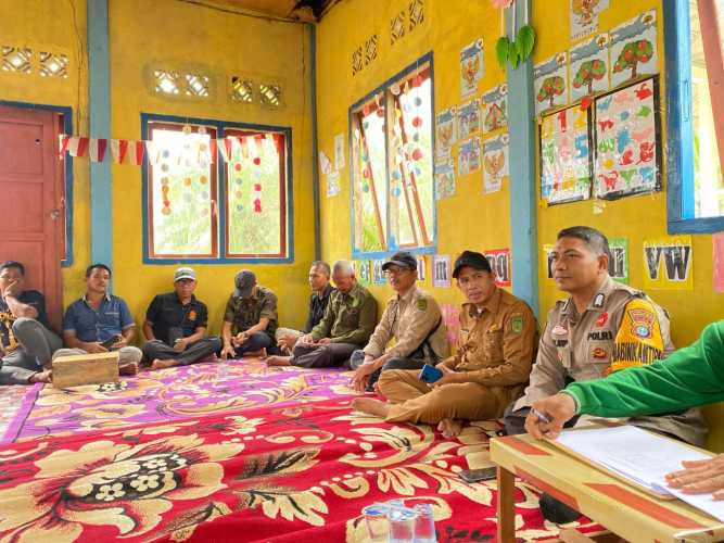 Babinkamtibmas Polsek Pelangiran Hadiri Musyawarah Desa Terusan Beringin Jaya