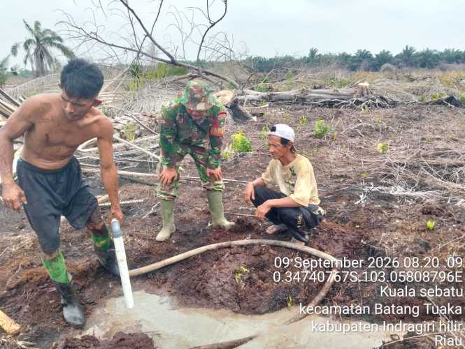 Babinsa Koramil 12/Batang Tuaka Gelar Gotong Royong Pembuatan Sumur Bor Antisipasi Karhutla