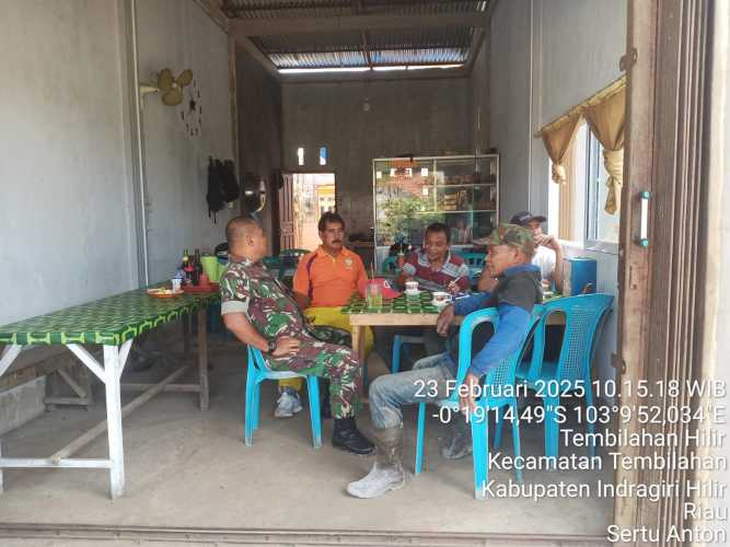 Babinsa Tembilahan Hilir Sertu Anton Lakukan Komsos di Warung Kopi, Diskusi Buka Cakrawala Berpikir Warga