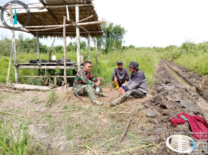 Babinsa Koramil 01/Tembilahan  Kodim 0314/Inhil Gencar Laksanakan Komsos, Pererat Silaturahmi dengan Masyarakat