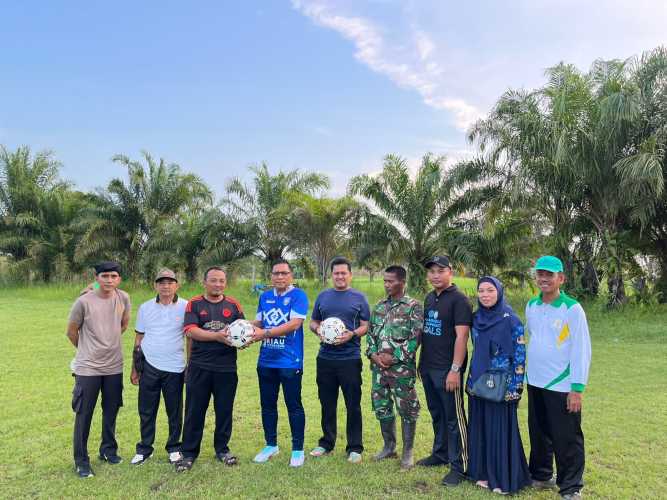 Kapolsek Tembilahan Hulu Beri Motivasi Pemain Sepak Bola Tembilahan Hulu Jelang Turnamen Bayangkara Cup