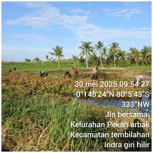 Babinsa Koramil 01/Tembilahan Ajak Warga Perbaiki Drainase Antisipasi Banjir Rob dan Hujan