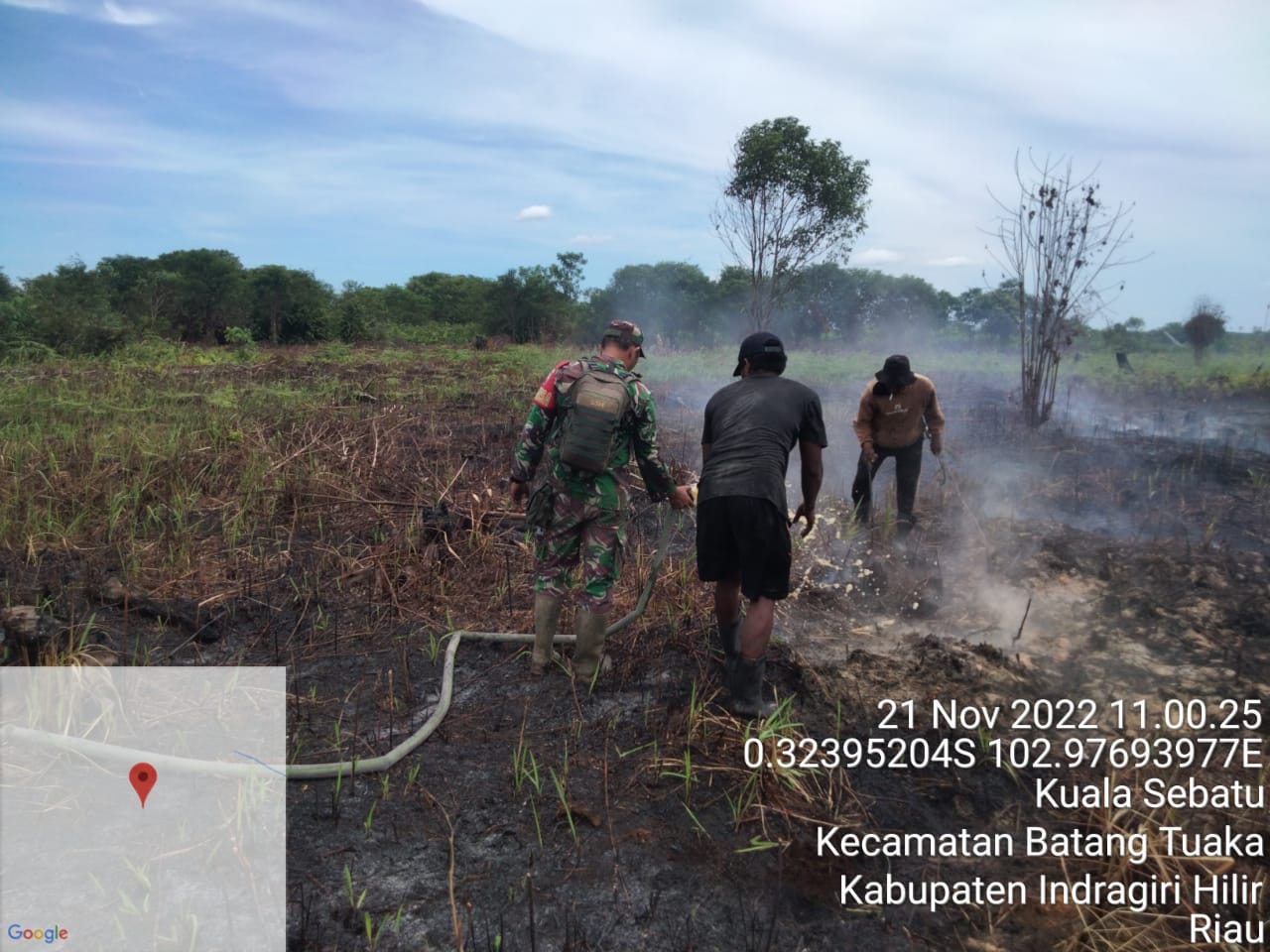 Babinsa Kuala Sebatu Langkah Cepat Hadapi Kebakaran Lahan