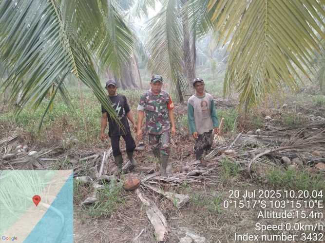 Babinsa Koramil 12/Batang Tuaka Lakukan Patroli dan Sosialisasi Karhutla di Batang Tuaka