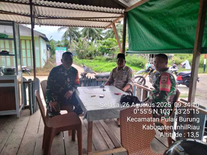 Babinsa Pulau Burung Jalin Komunikasi Interaktif dengan Kepala Desa, Perkuat Sinergi di Tingkat Lokal