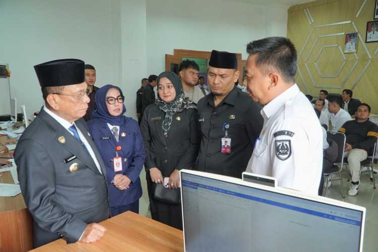 Percepat Digitalisasi Birokrasi, Bupati Rohil Tinjau Perekaman TTE PPPK Paruh Waktu