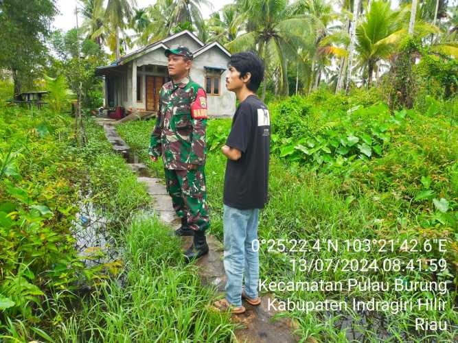 Atasi Wabah DBD,Serda Ahmad Feri Fahrudin Cek Langsung Drainase Lingkungan