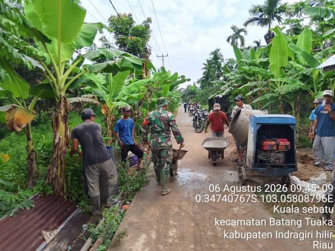 Babinsa Koramil 01/Tembilahan Gelar Gotong Royong Percepat Pembangunan Jembatan Garuda
