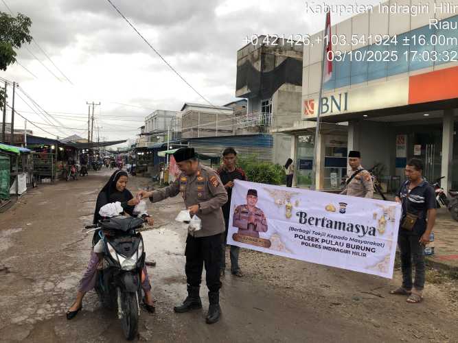 Kapolsek Pulau Burung Pimpin Pembagian Takjil dan Penertiban Lalu Lintas di Simpang BNI Tepi Kanal