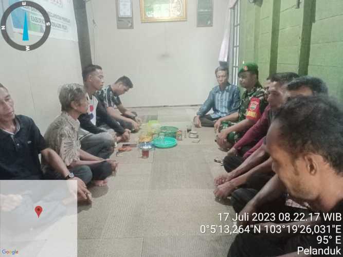 Babinsa Galang Warga Ciptakan Semangat Kebersihan Lingkungan Hidup