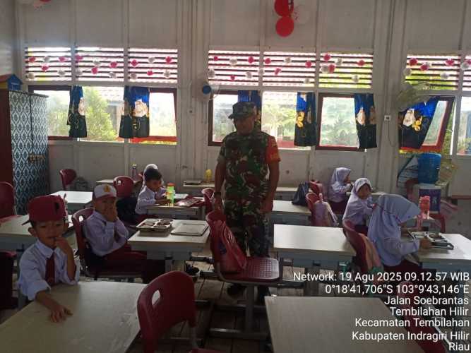 Sertu Anton Menjalankan Distribusi Program MBG
